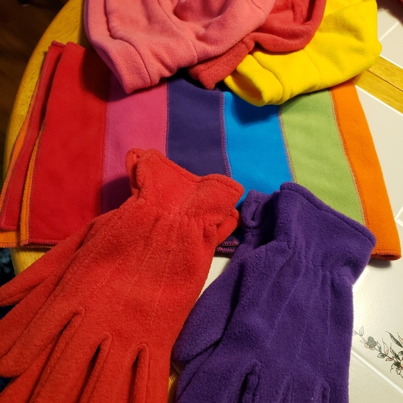 6  Pieces 1 Scarf 3 Hats and 2 Set of Gloves - Picture 2 of 16